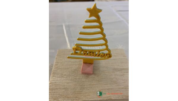 Marque place et son socle en forme de sapin avec prénom