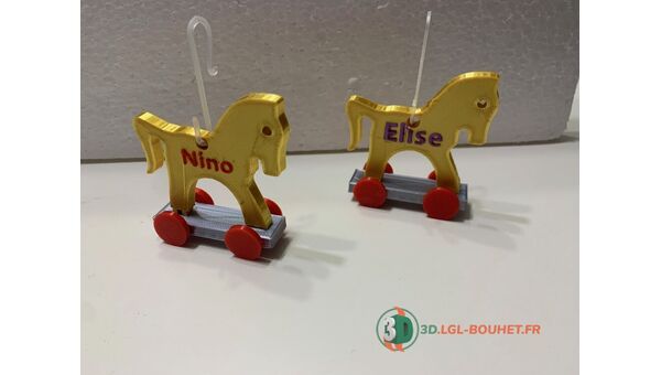 Petit cheval sur socle à roulettes